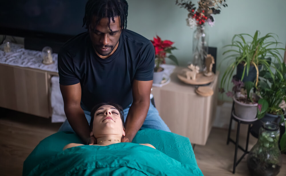 Séance de massage Cranio-Musculaire avec travail au niveau de la nuque 